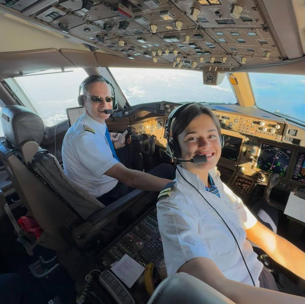 Zoë de Bruijn com seu pai na cabine de comando da KLM. Foto: reprodução/ SWNS