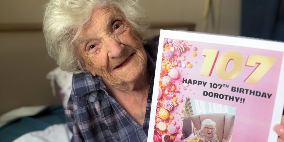 A idosa Dorothy completou 107 anos e disse que logo cedo come bacon e ovos, desde jovem. - Foto: Care UK / SWNS