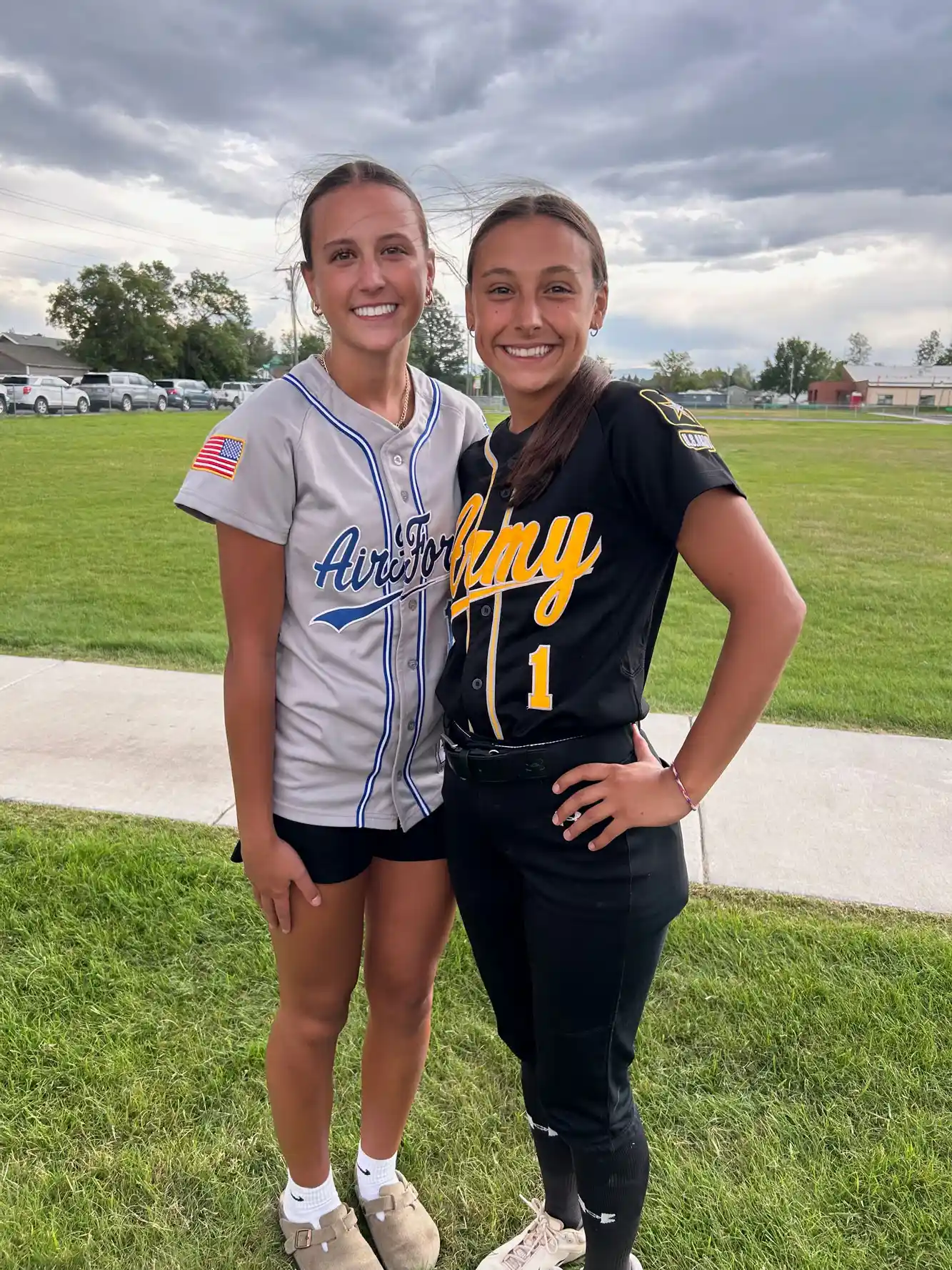 Samantha (dir) e Kyann (esq) descobrem que são irmãs durante torneio de softball nos Estados Unidos. - Foto: Samantha Rensvold