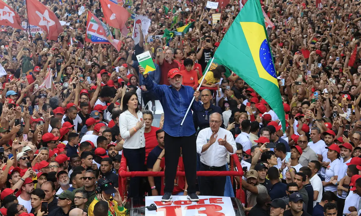Lula com a Constituição e a bandeira do Brasil em ato público no Rio. - Paulo Pinto/Agência Brasil