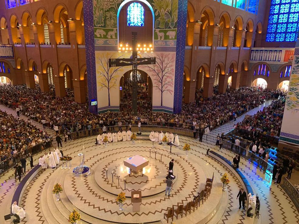 Parte interna, com o altar, da Basília de Nossa Senhora Aparecida, no interior de São Paulo - Foto: reprodução/ RaizesFM