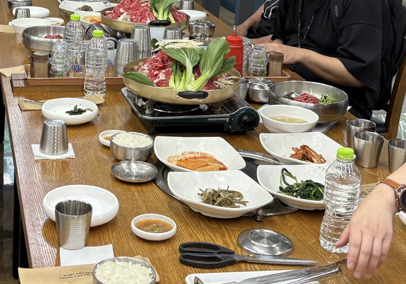 Um desconhecido pagou o almoço de 27 pessoas com deficiência, cuidadores e voluntários na Coreia do Sul e foi embora sem revelar a identidade. Foto: Kim Gwan-taek/Yonhap