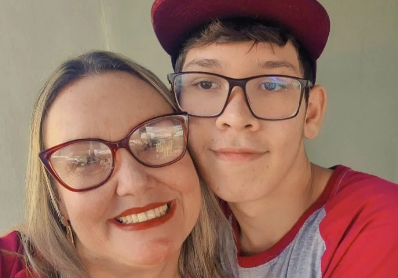 A professora Franciane Pereira Jacomini ajudou a salvar Luis Henrique Francisco de Almeida, que sofreu uma crise convulsiva e parou de respirar durante o intervalo escolar. Foto: Arquivo pessoal/Folha Extra