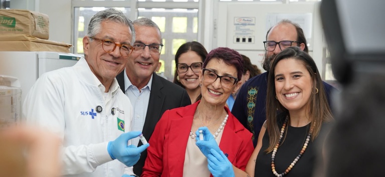 O ministro da Saúde, Alexandre Padilha com os cientistas da UFMG que desenvolveram a vacina brasileira contra a malária. - Foto: Laudemiro Bezerra/MS